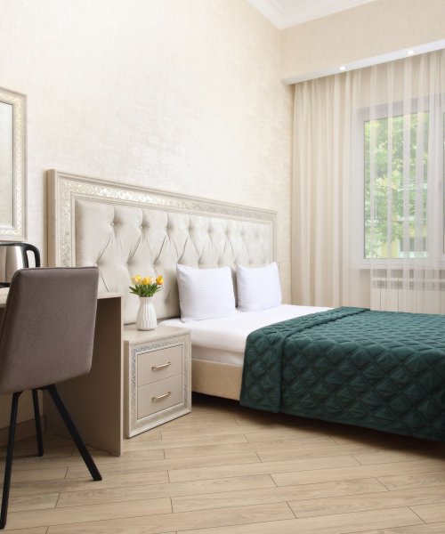 Standard (one large bed)